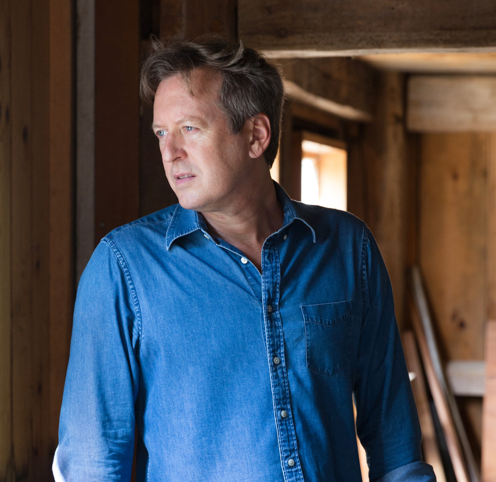 Von Articfoxartichare - Artist Doug Aitken during his project New Horizon in July 2019. Eigenes Werk, CC0, https://commons.wikimedia.org/w/index.php?curid=128045228
